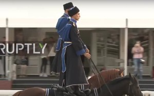 Xem kỵ binh Nga biểu diễn điêu luyện trên lưng ngựa