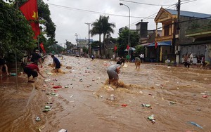 Kho hàng siêu thị ở Sơn La bị lũ cuốn, người dân bất chấp nước chảy siết lao ra vớt