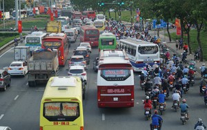 Người Sài Gòn về quê nghỉ lễ, cửa ngõ miền Tây ùn ứ kéo dài