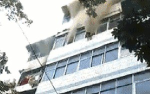 Trung Quốc: Hỏa hoạn ở chung cư, mẹ dũng cảm ném 2 con từ tầng 5 xuống đất