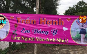 Góc yêu phải nói: Thanh niên in băng rôn, biểu ngữ kèm hình bạn gái treo trước cổng để tỏ tình