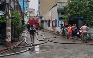 Kho sản xuất bao bì ở Sài Gòn bốc cháy dữ dội trong mưa lớn, thiêu rụi hoàn toàn khu xưởng