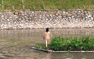 Cô gái cởi đồ bơi ra giữa sông Tô Lịch nhảy nhót