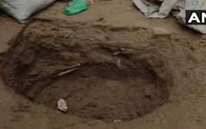 Nghe lời thầy bói, bố mẹ bóp cổ con tới chết rồi chôn xác dưới sàn nhà