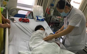 Ca bệnh chưa từng gặp trong y văn VN: Cháu bé 2 tuổi bị sán chó mèo đâm thủng 50 lỗ ở ruột