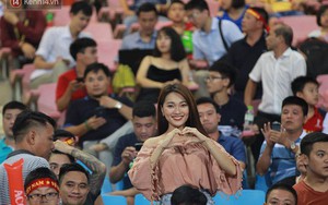 Có “người yêu tin đồn” xinh đẹp rạng ngời thế này đến cổ vũ, bảo sao Văn Đức U23 lại thi đấu thăng hoa