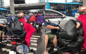 Người đàn ông chở túi đen sau xe, gương mặt lấp ló phía trong khiến nhiều người thót tim