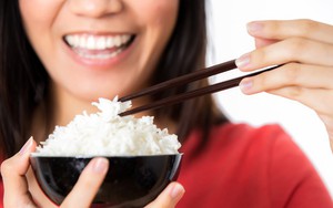 7 sai lầm trong khi ăn khiến đường tiêu hóa bị rối loạn, sinh bệnh: Có thể bạn cũng mắc!