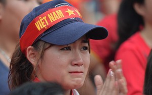 Nhiều cổ động viên nữ bật khóc khi Olympic Việt Nam hụt huy chương đồng