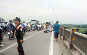 Người đàn ông đi xe máy tử vong trên cầu Vĩnh Tuy