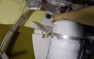 Bằng một video thực tế, phi hành gia Nga dập tắt tin đồn lấy tay bịt lỗ thủng trên trạm vũ trụ