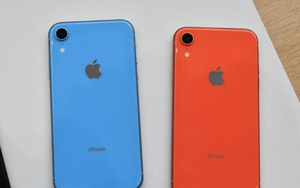 Trên tay iPhone Xr: Màu đỏ và cam rất nổi bật, viền màn hình hơi dày do dùng màn LCD