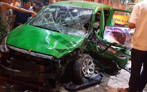 Ô tô bán tải tông văng taxi và xe máy trên đường, 6 người bị thương