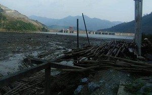 Bãi rác khổng lồ vây kín lòng hồ thủy điện lớn nhất Bắc Trung bộ