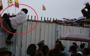 La hét, bật khóc ở hội chọi trâu, công an phải "nhảy ra phía ngoài để tăng cường giữ cửa"