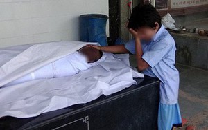 Ấn Độ: Hình ảnh bé trai khóc nức nở bên thi thể bố lan truyền mạnh, cộng đồng hảo tâm quyên góp hơn 10 tỷ đồng chỉ trong 1 ngày