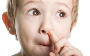 Thấy con ngoáy mũi rồi móc gỉ mũi ra ăn, bạn nên khuyến khích thêm: Lý do là đây!