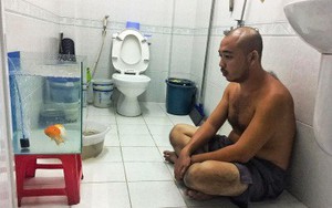 Anh chồng ngồi thẫn thờ ngắm bể cá trong nhà vệ sinh vì vợ không cho nuôi và câu chuyện phía sau khiến nhiều người bất ngờ