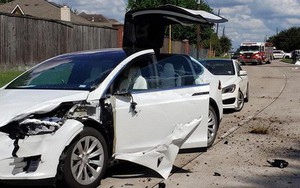 Tai nạn hi hữu: Xe Tesla bị cả một cái máy bay đâm trúng, người trong xe không hề hấn gì