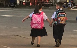 2 đứa trẻ dắt tay nhau qua cổng trường và câu chuyện của bà mẹ khiến nhiều người xuýt xoa