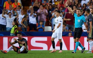 Thẻ đỏ của Ronaldo: Trọng tài bị 'ảo giác'