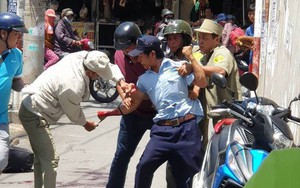 Bảo vệ nghi ngáo đá cầm dao tự cắt tay giữa chợ ở Sài Gòn