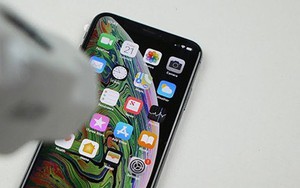 Thử độ bền iPhone Xs Max bằng dao và búa, kết quả sẽ làm bạn sửng sốt