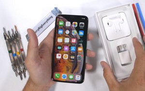 JerryRigEveryThing tra tấn iPhone XS Max: Apple đã "chém gió" về tấm kính bảo vệ màn hình?