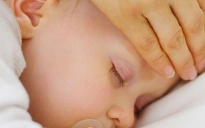 Cách sơ cứu cho bé bị co giật vì sốt cao