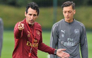 Đến tận sân tập xin gặp Ozil, HLV ĐT Đức bị Arsenal đối xử phũ phàng