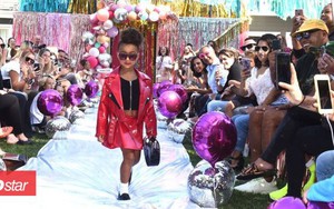 Con gái rượu của Kim Kardashian lần đầu tiên sải bước trên sàn diễn thời trang
