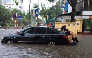 Mưa lớn cuối giờ chiều, nhiều tuyến phố Hà Nội ngập sâu trong nước