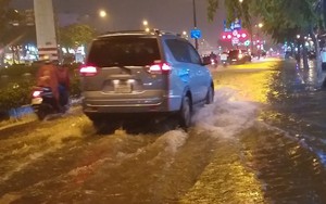 Đại lộ đẹp nhất Sài Gòn ngập sâu trong cơn mưa lớn