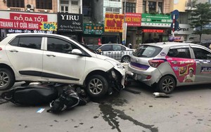 Ô tô con đâm gục hàng loạt xe máy trên phố Hà Nội, 3 người bị thương