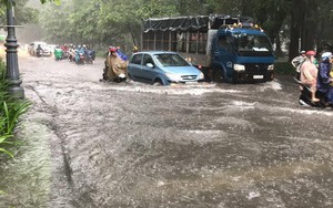 TPHCM: Mưa lớn nhấn chìm nhiều tuyến đường