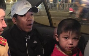 CSGT đi xe đặc chủng, phát loa để tìm người thân cho bé 5 tuổi lạc khi xem bắn pháo hoa