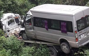 Xe cứu hộ chở ô tô khách 16 chỗ lao xuống vực, 2 người tử vong