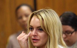 Lindsay Lohan bị đấm vào mặt sau khi xúc phạm 1 gia đình người tị nạn