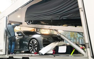 [Ảnh hot] Cận cảnh 2 chiếc xe VinFast được đưa lên sân khấu Paris Motor Show 2018