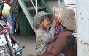 Nụ cười của đứa trẻ ăn xin dành cho mẹ trên chuyến phà mưu sinh xuôi ngược - bức ảnh giản dị nhưng khiến hàng ngàn người ấm áp
