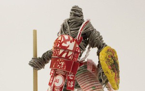 Thích thú với mô hình chiến binh được người nghệ sĩ Nhật Bản tạo nên từ mỳ ăn liền