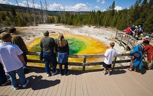 Bí ẩn về những hồ nước đổi màu liên tục trong năm