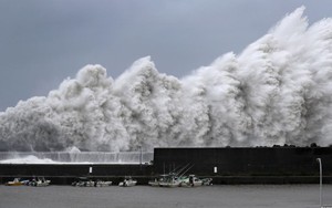 24h qua ảnh: Sóng biển "như ngày tận thế" ập vào cảng cá Nhật Bản