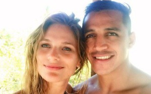 Alexis Sanchez chia tay bạn gái diễn viên: "Anh chúc em với những điều tốt đẹp nhất trên thế giới này"