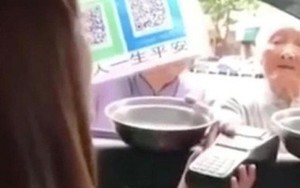 Ăn mày Trung Quốc chê tiền mặt, đòi khách qua đường quét mã QR và ví điện tử