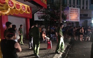 Đi chơi với người đàn ông lạ, mẹ bị con trai chém đứt 3 ngón tay