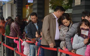 Chùm ảnh: Phố đi bộ hồ Gươm chật kín ngày đầu năm mới, nhiều người xếp hàng dài trước cửa hàng thức ăn nhanh