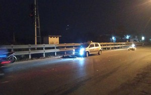 Đôi nam nữ bị taxi tông trúng khi ngồi ven đường, một người tử vong