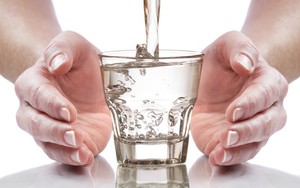 Uống nước sôi để nguội, đun đi đun lại gây ung thư? Đây là câu trả lời bạn cần biết sớm