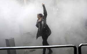 Iran: Cố trộm súng cảnh sát, 6 người biểu tình thiệt mạng